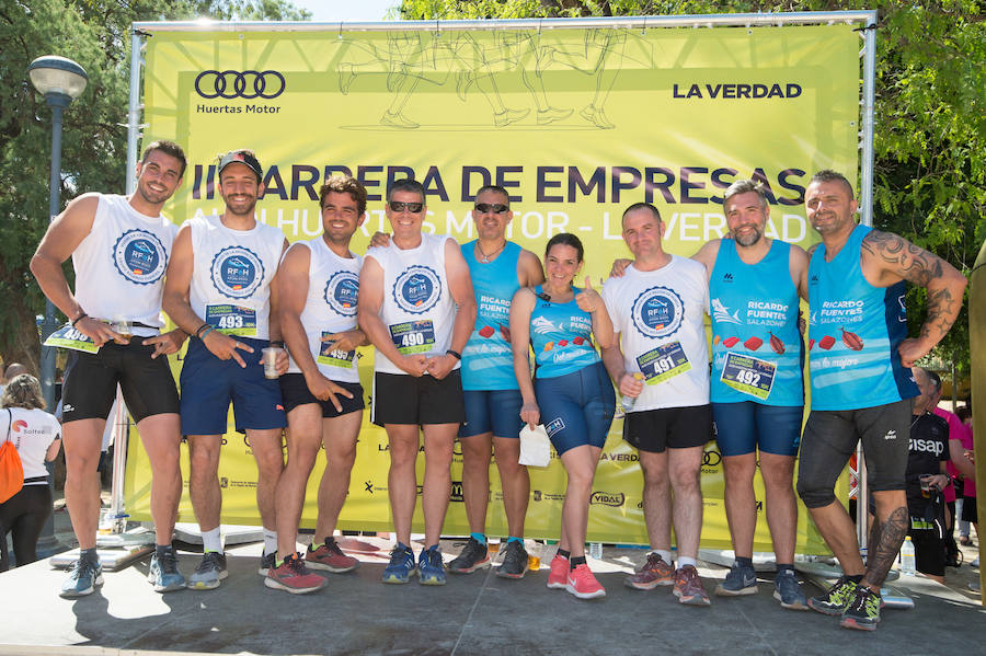 Más de 900 corredores participan en la prueba de 10 kilómetros, con salida y meta en el Paseo del Malecón, representando los colores de sus compañías