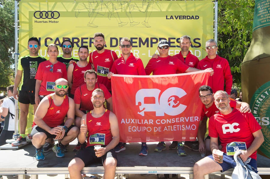 Más de 900 corredores participan en la prueba de 10 kilómetros, con salida y meta en el Paseo del Malecón, representando los colores de sus compañías