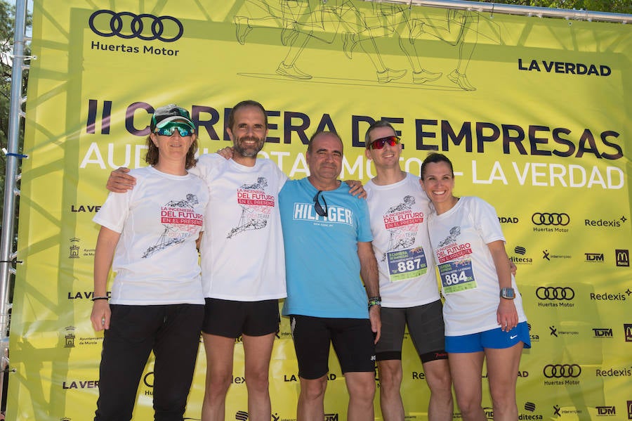 Más de 900 corredores participan en la prueba de 10 kilómetros, con salida y meta en el Paseo del Malecón, representando los colores de sus compañías