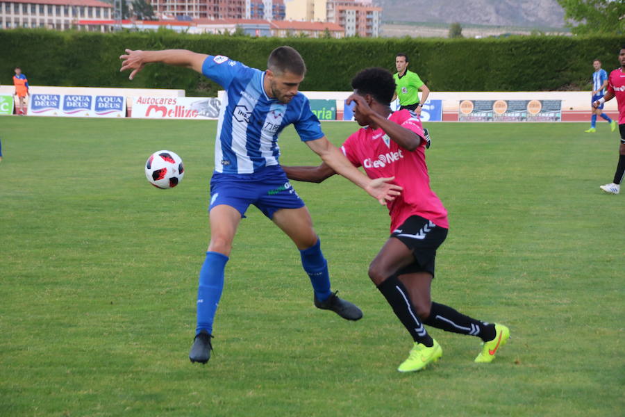 Finalmente se dio la peor de las combinaciones, perdieron los vinícolas 1-2 frente a Marbella y vencieron sus rivales directos, Recreativo Granada y Sanluqueño