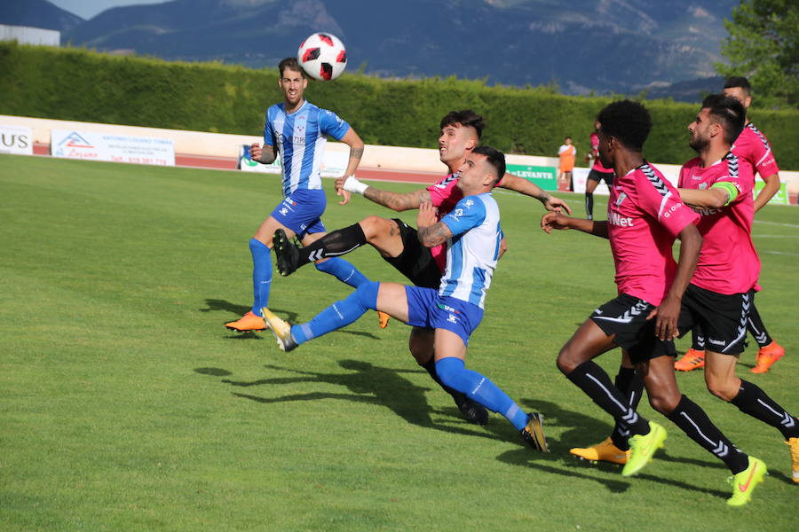 Finalmente se dio la peor de las combinaciones, perdieron los vinícolas 1-2 frente a Marbella y vencieron sus rivales directos, Recreativo Granada y Sanluqueño