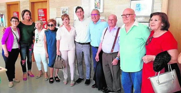 El consejero de Salud, Manuel Villegas, con asistentes al encuentro de la Federación de Párkinson. 