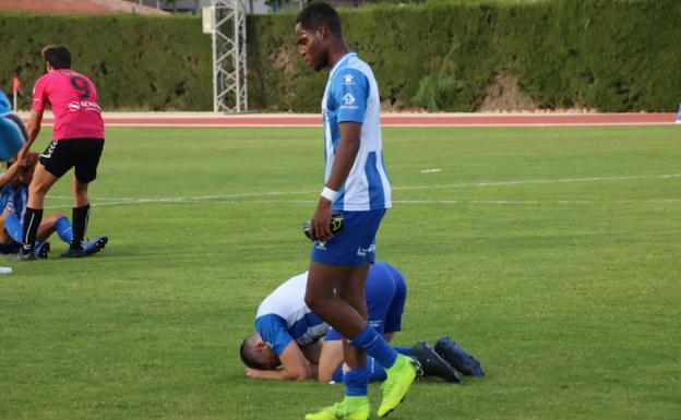 Abel López y Seedorf se lamentan tras el final del partido.