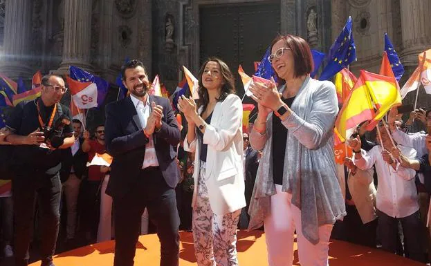 Inés Arrimadas (c), acompañada de Mario Gómez e Isabel Franco, durante el mitin de Ciudadanos celebrado este domingo en Murcia. 