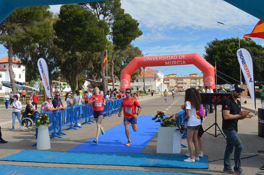 El corredor consigue la victoria en la prueba de 10 kilómetros con una marca de 34:34 minutos, por los 44:18 de la deportista del Kampamento Base
