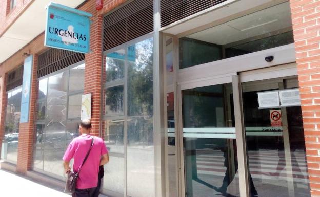 Puera del consultorio de urgencias de Cieza, situado en la avenida Ramón y Cajal.