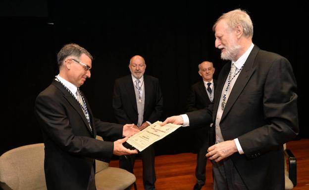 El presidente de la ACCRM, Gómez-Fernández (derecha), en el acto de investidura.