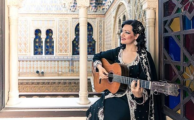 Victoria Cava, en el patio árabe del Real Casino de Murcia. 