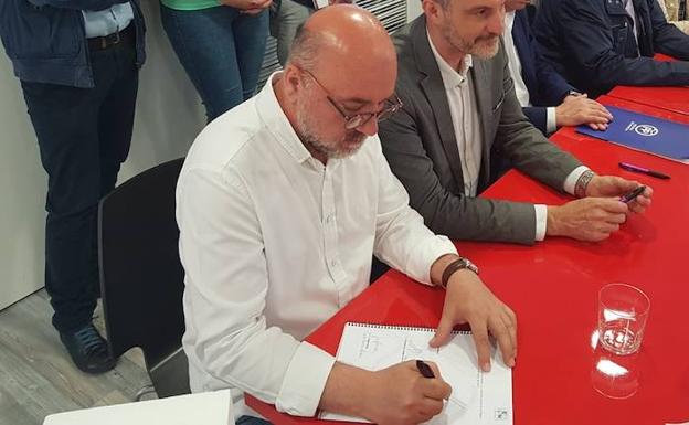 José Luis Álvarez-Castellanos, durante la firma del pacto de EAPN.