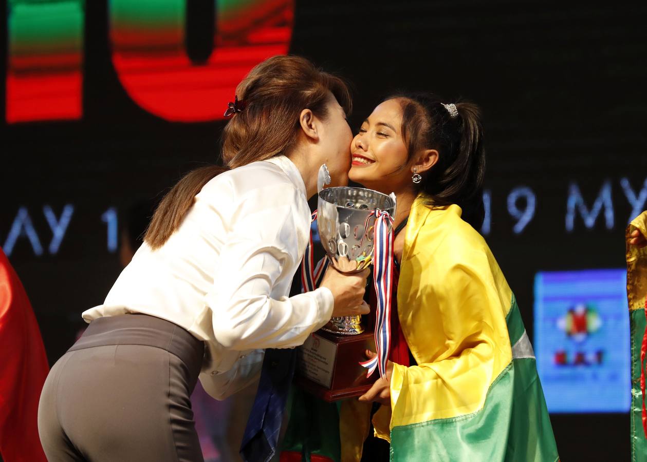 Los participantes exhiben sus bronceados y perfectamente tonificados músculos durante la 16 edición del campeonato de Culturismo y Deportes del Sudeste Asiático celebrado en Yangon (Birmania).