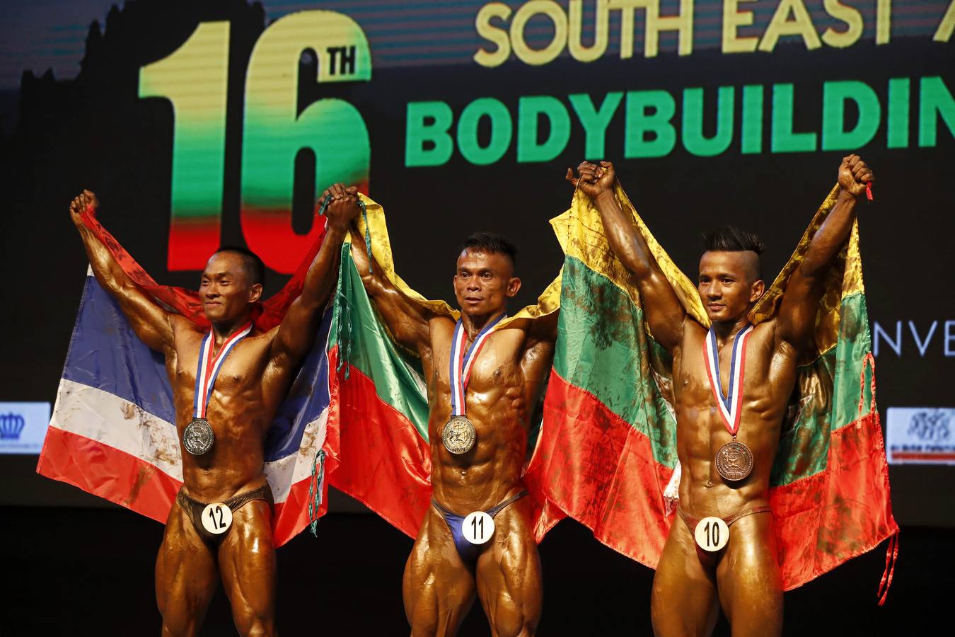 Los participantes exhiben sus bronceados y perfectamente tonificados músculos durante la 16 edición del campeonato de Culturismo y Deportes del Sudeste Asiático celebrado en Yangon (Birmania).