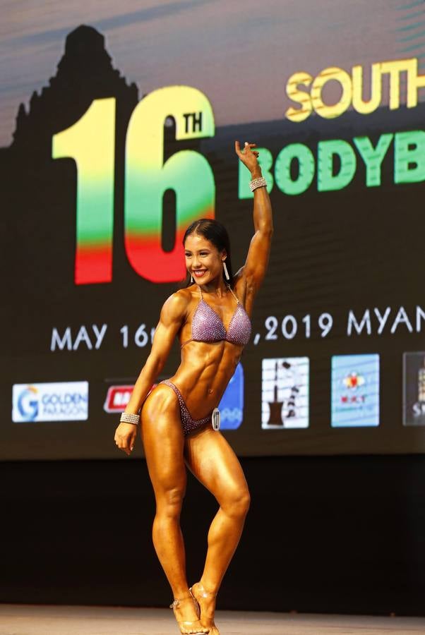Los participantes exhiben sus bronceados y perfectamente tonificados músculos durante la 16 edición del campeonato de Culturismo y Deportes del Sudeste Asiático celebrado en Yangon (Birmania).