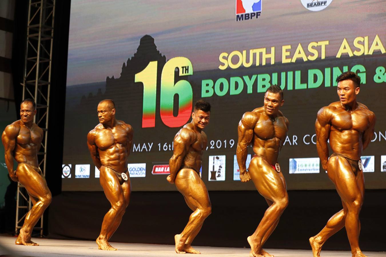 Los participantes exhiben sus bronceados y perfectamente tonificados músculos durante la 16 edición del campeonato de Culturismo y Deportes del Sudeste Asiático celebrado en Yangon (Birmania).