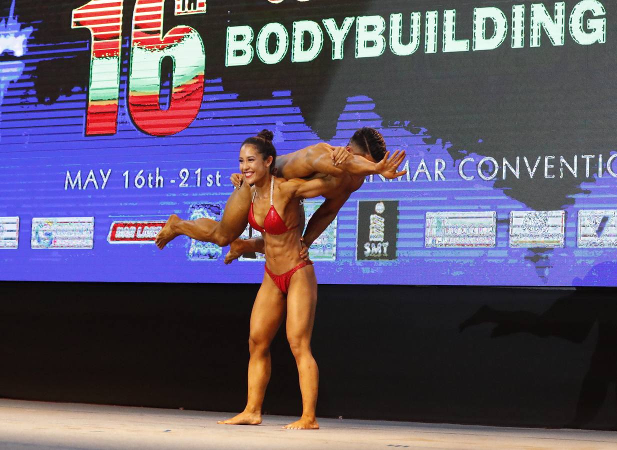 Los participantes exhiben sus bronceados y perfectamente tonificados músculos durante la 16 edición del campeonato de Culturismo y Deportes del Sudeste Asiático celebrado en Yangon (Birmania).