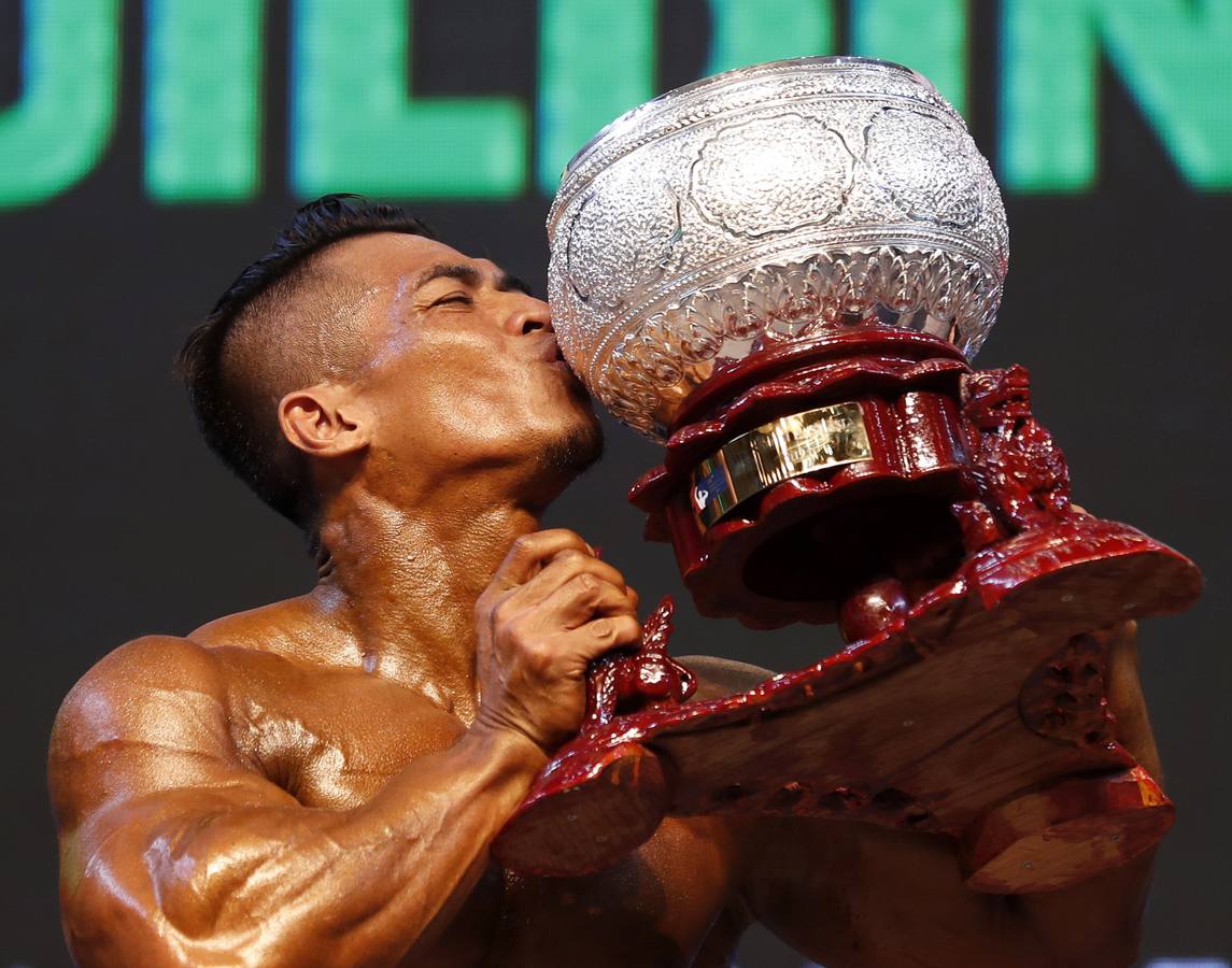 Los participantes exhiben sus bronceados y perfectamente tonificados músculos durante la 16 edición del campeonato de Culturismo y Deportes del Sudeste Asiático celebrado en Yangon (Birmania).