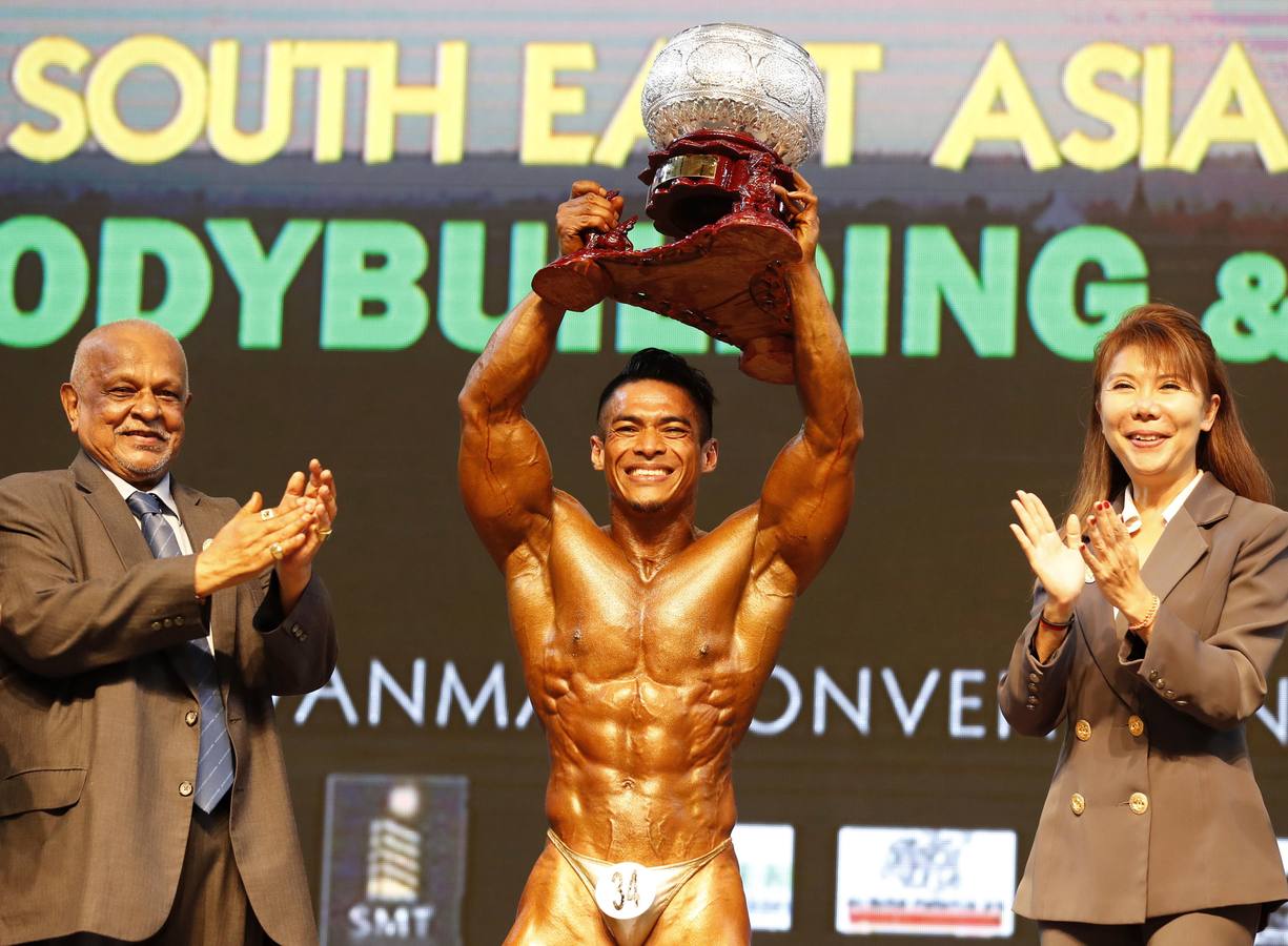 Los participantes exhiben sus bronceados y perfectamente tonificados músculos durante la 16 edición del campeonato de Culturismo y Deportes del Sudeste Asiático celebrado en Yangon (Birmania).