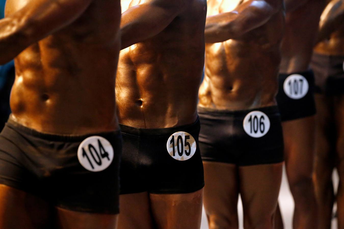 Los participantes exhiben sus bronceados y perfectamente tonificados músculos durante la 16 edición del campeonato de Culturismo y Deportes del Sudeste Asiático celebrado en Yangon (Birmania).