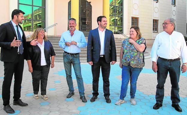 Los candidatos Nicolás Ruiz (PP), Esperanza Balsalobre (UCI), Eleuterio Ramón (Cs), Mario Cervera (PSOE), Maria Luisa Barceló (Podemos) y Andrés Rojo (IU) conversan, ayer. 