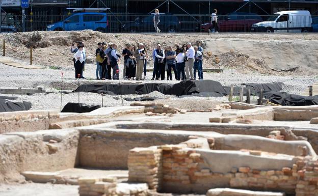 Arquitectos y restauradores, ayer, en el yacimiento de San Esteban junto a la arqueóloga municipal y la representante de Fomento. 