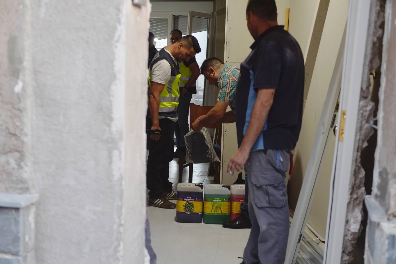 En el registro se detuvo a una persona y se incautaron 20 gramos de hachís, 300 gramos de marihuana, así como útiles para el cultivo de plantas de 'maría'