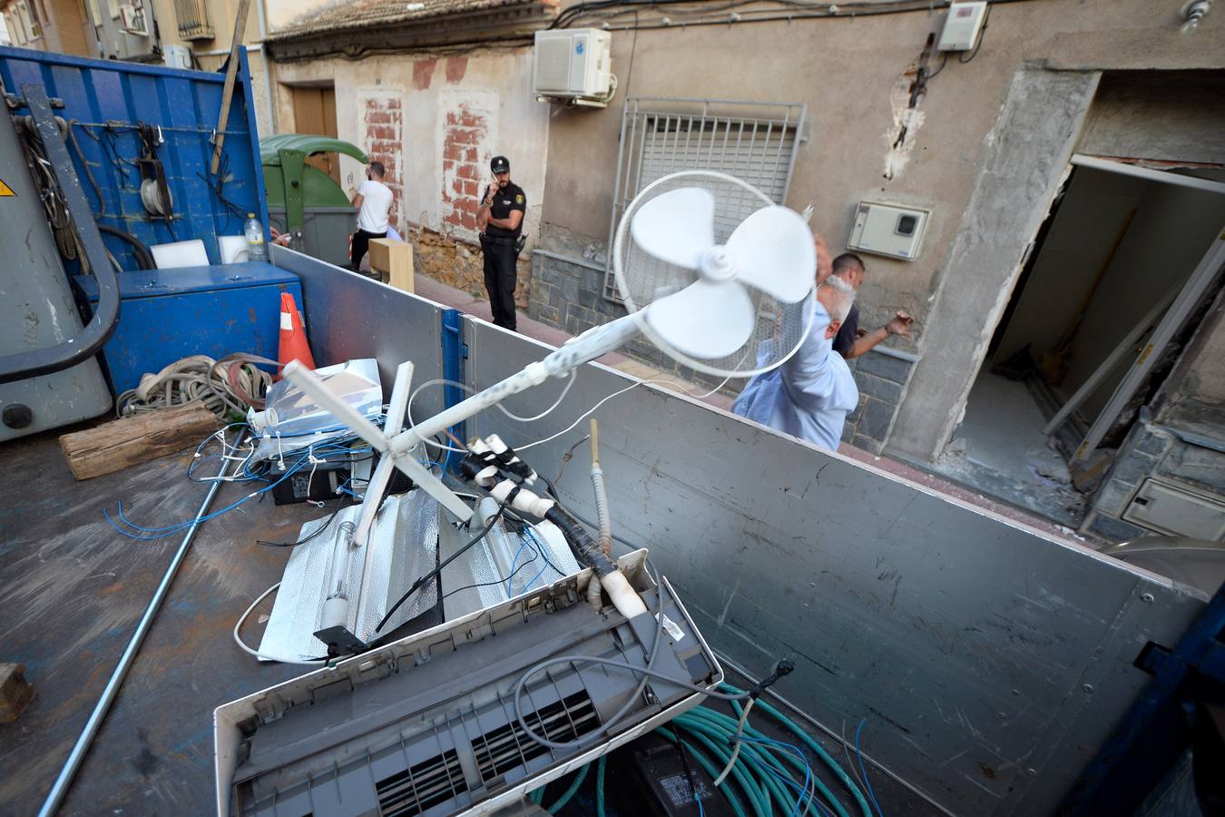 En el registro se detuvo a una persona y se incautaron 20 gramos de hachís, 300 gramos de marihuana, así como útiles para el cultivo de plantas de 'maría'