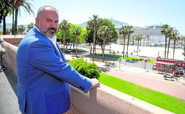 Pedro Sabiote, en lo alto de la Muralla de Carlos III, con el muelle de cruceros al fondo. 