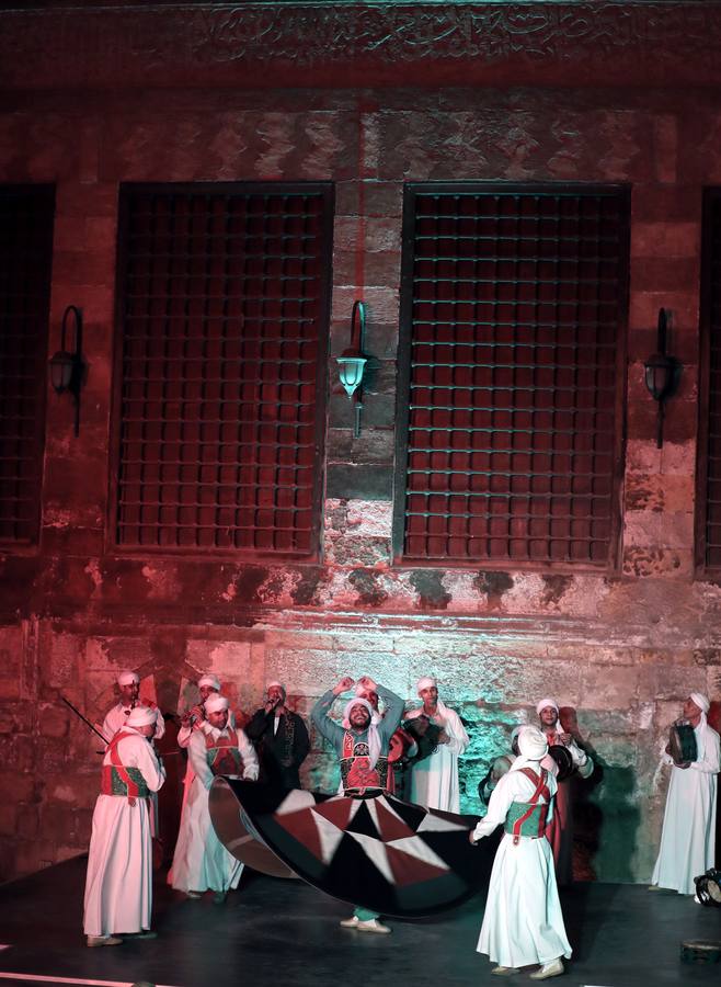 Bailarines egipcios hacen girar una falda de tanoura durante el Festival Ramadán en el Palacio de Al Ghoury, en El Cairo. Al Tanoura suele ser bailada por musulmanes sufíes y es una práctica espiritual donde girar y descartar tres faldas representa el movimiento circular del mundo. 