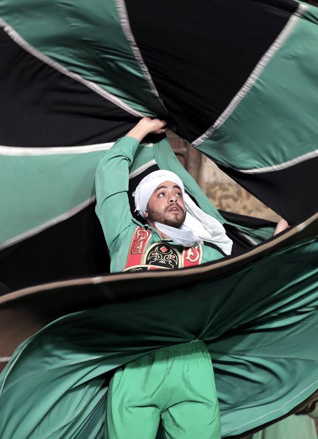 Bailarines egipcios hacen girar una falda de tanoura durante el Festival Ramadán en el Palacio de Al Ghoury, en El Cairo. Al Tanoura suele ser bailada por musulmanes sufíes y es una práctica espiritual donde girar y descartar tres faldas representa el movimiento circular del mundo. 