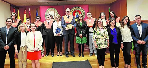 El padrino, Juan Carlos Morejón, junto a los graduados de Ucampacitas y sus profesores. 