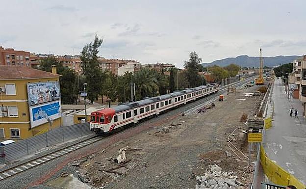 Obras del soterramiento del AVE en el paso a nievl de Santiago el Mayor 