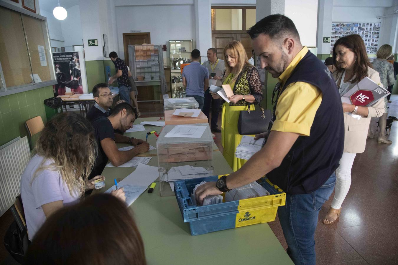 Todas las mesas electorales de la ciudad portuaria han abierto sin incidencias