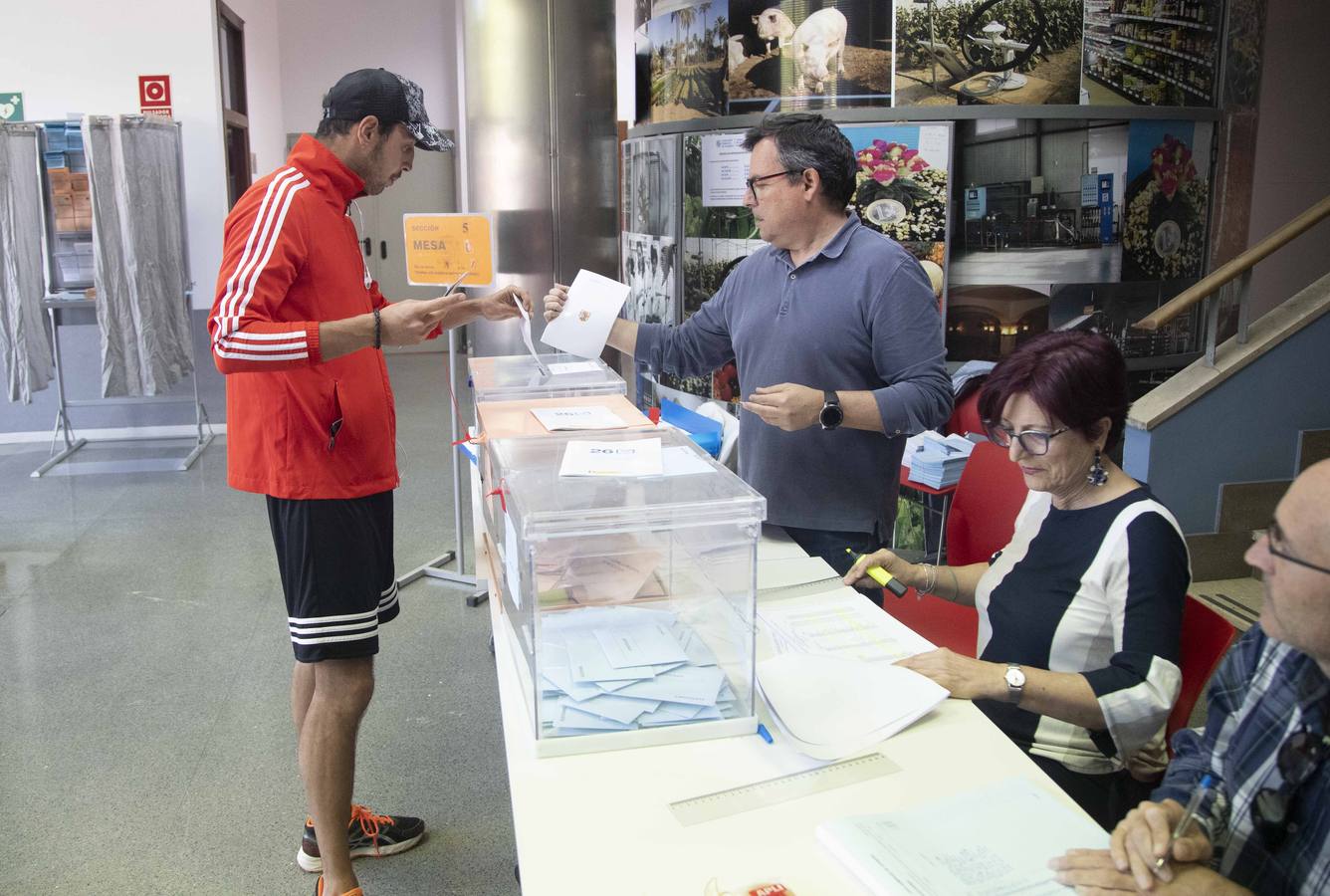 Todas las mesas electorales de la ciudad portuaria han abierto sin incidencias