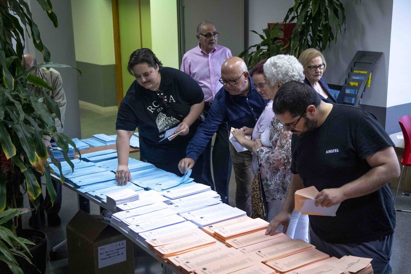 Todas las mesas electorales de la ciudad portuaria han abierto sin incidencias