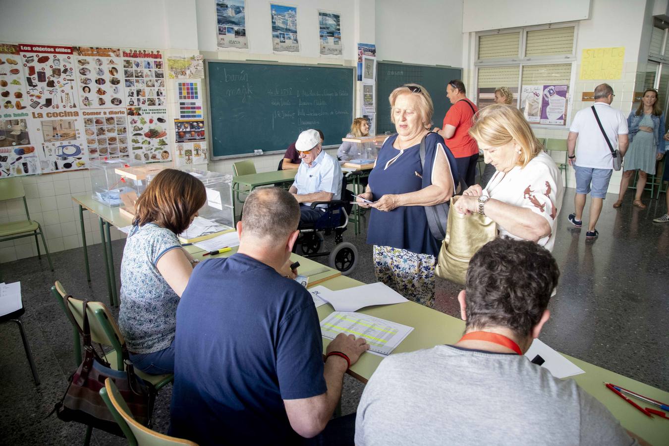 Todas las mesas electorales de la ciudad portuaria han abierto sin incidencias