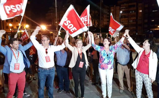 Esther Clavero celebra su victoria, este domingo, en las elecciones municipales.