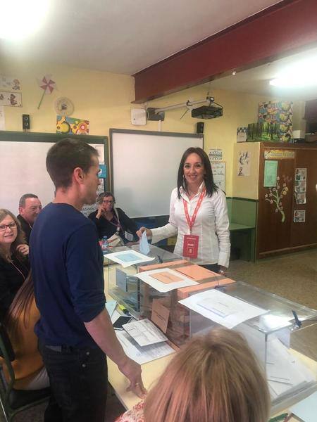 La alcaldesa de Bullas y candidata a la reelección, María Dolores Muñoz, también ha votado en el colegio Artero, donde se encuentra de apoderada del PSOE
