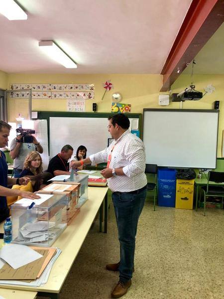 El candidato de ciudadanos Bullas, ha votado en colegio Artero. Durante el día ha estado de apoderado y también coordinando el equipo electoral