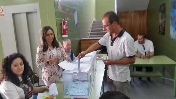 El candidato socialista a la alcaldía de Albudeite, José Luis Zapata Cerón, también ha ejercido su derecho a voto en el colegio Nuestra Señora de los Remedios.