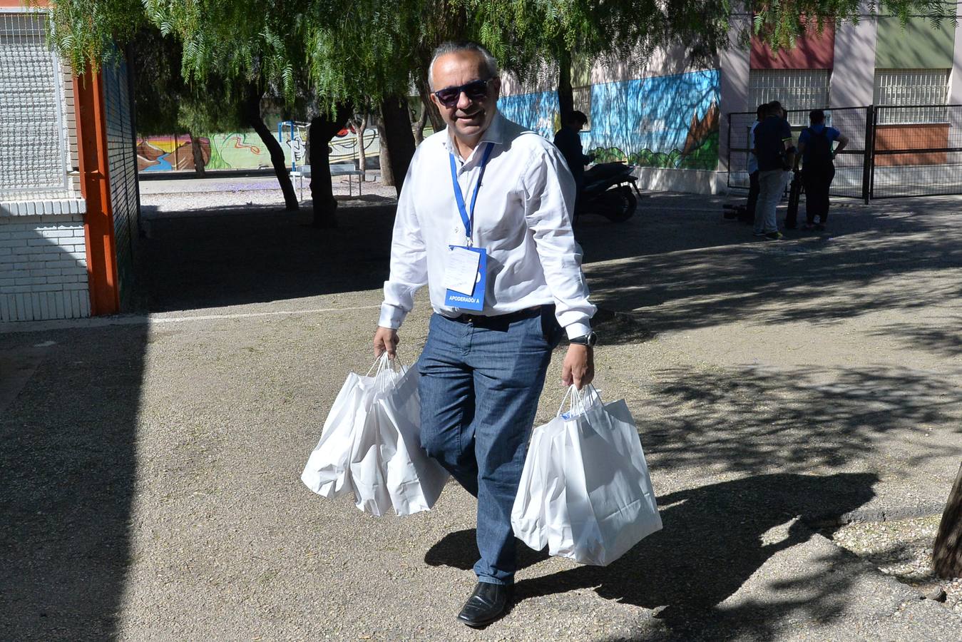 Fernando López Miras ejerce su derecho al voto en Lorca junto a resto de vecinos.