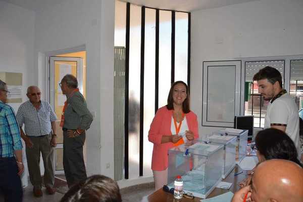 La candidata de Ciudadanos en Mula, Toño Salcedo, votó este mediodía en el colegio electoral de La Puebla de Mula