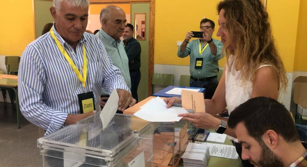 José María Álvarez 'Coke', candidato de Somos Región a la Alcaldía de Murcia, ejerce su derecho al voto.