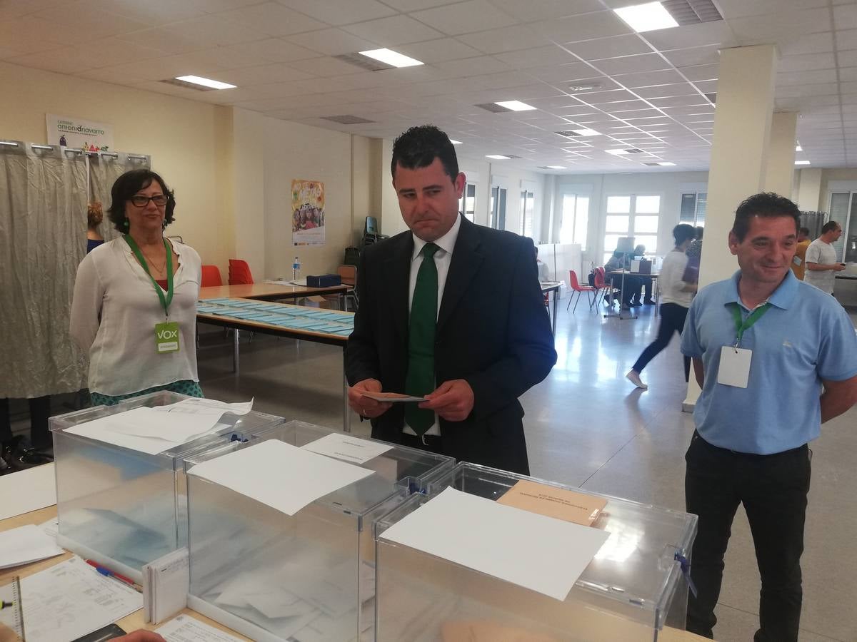 Antonio Martínez candidato de Vox en Molina, ha depositado su papeleta en el colegio Los Olivos a las 10.30 