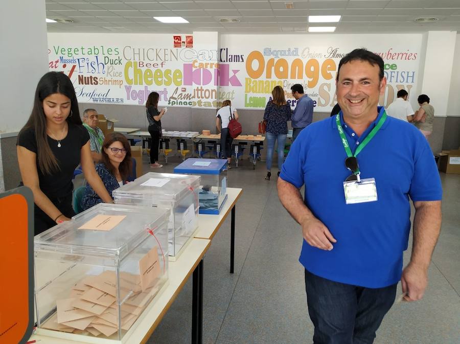 José Moreno, cabeza de lista municipal de Contigo Cartagena, votando en la ciudad portuaria.