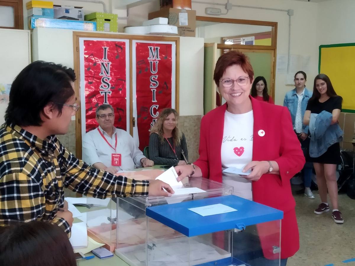 Juana Guardiola, actual alcaldesa por el PSOE en Jumilla, que opta a revalidar su mandato, vota en el colegio de la Asunción.