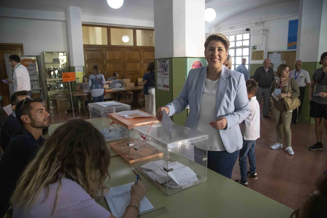 La candidata del PP a la alcaldía de Cartagena, Noelia Arroyo, votando en estas elecciones en las que aspira a conseguir el bastón de mando.