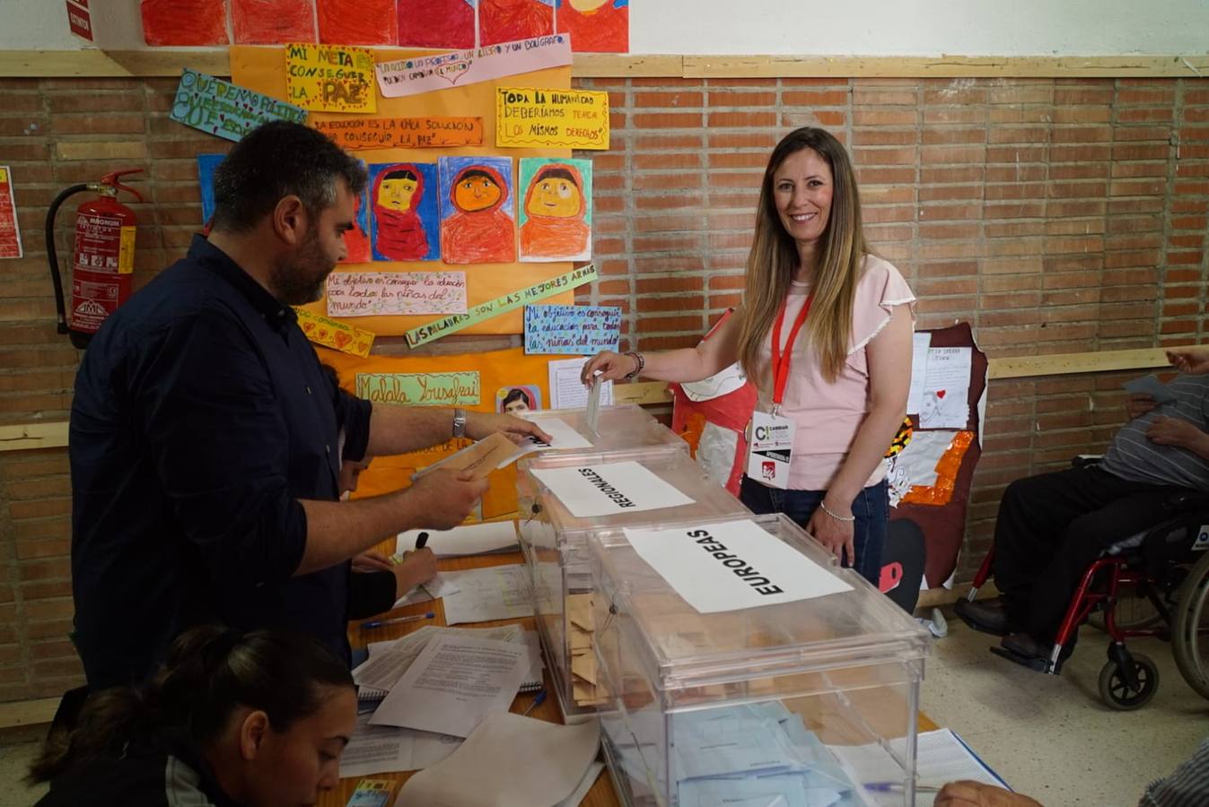 Isabel María Torrente Zorrilla candidata de IU en Águilas ejerce su derecho al voto. 