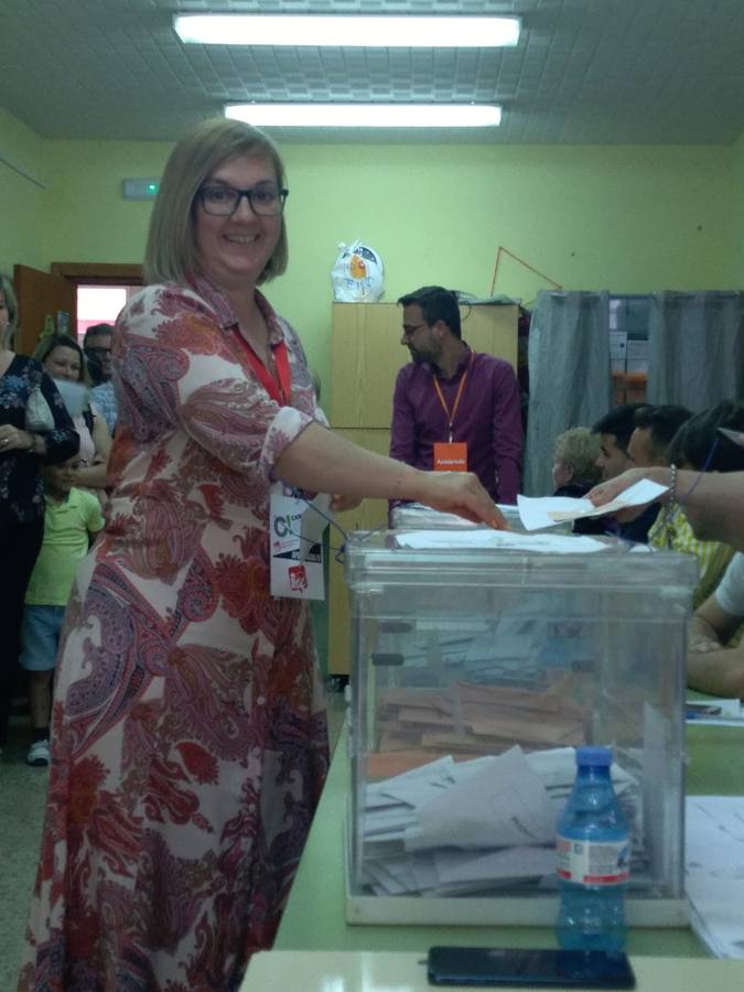 La candidata a la alcaldía de Bullas por Izquierda Unida, Cristina Isabel López, ha votado en el colegio Artero de Bullas.