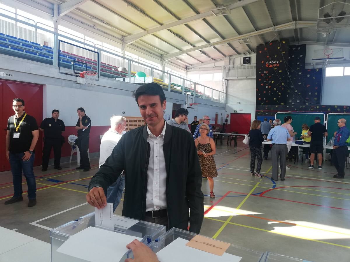 El candidato del PP, José Angel Alfonso, ha votado a las nueve y media en el Liceo francés, en Altorreal.
