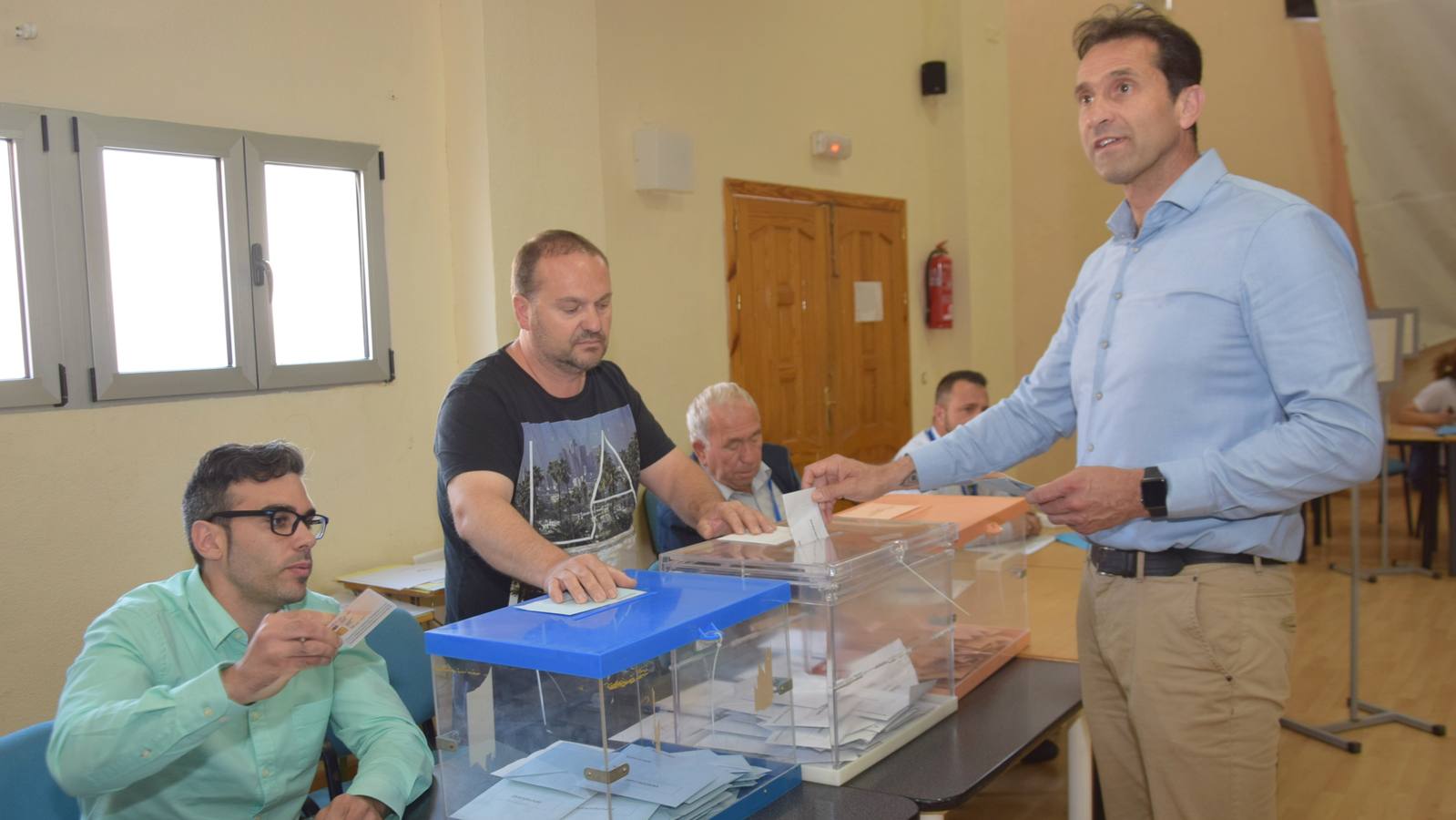 José Miguel Manzanares Peñaranda, candidato del PP en Abarán votó en el Centro Social de la Hoya del Campo a las 12,10 horas.