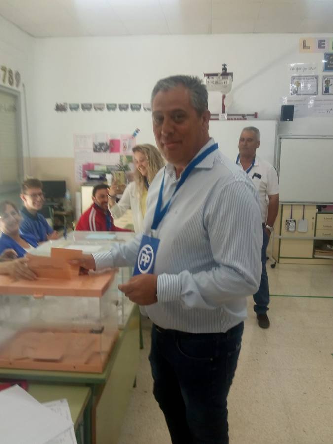 El candidato del PP a la alcaldía de Pliego, Antonio Huéscar, votando en el colegio Pascual Martínez Abellán, de Pliego.